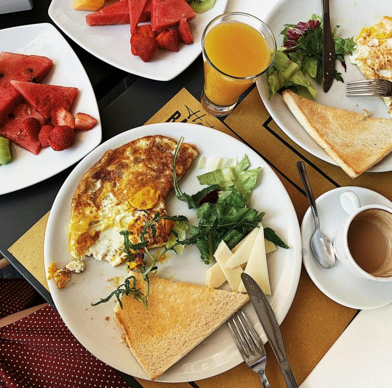 Brunch and café area at Globe