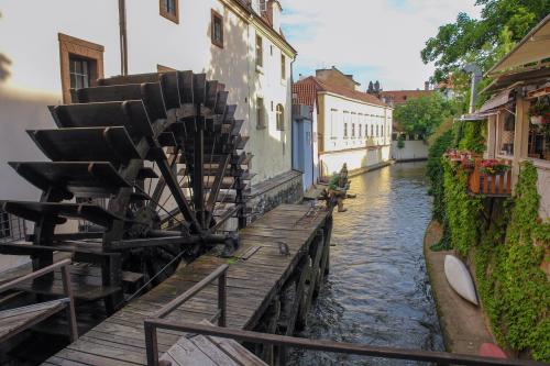 tour guide prague english